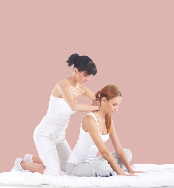 Mujer consiguiendo tailandés estiramiento masaje — Foto de Stock