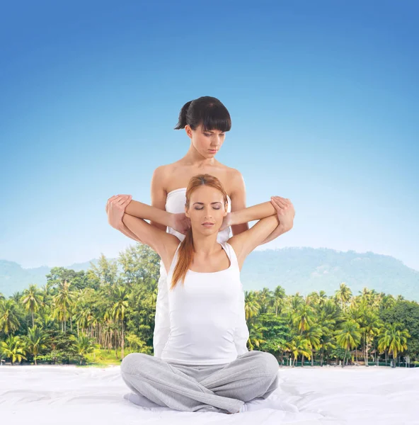 Mulher recebendo tailandês alongamento massagem — Fotografia de Stock