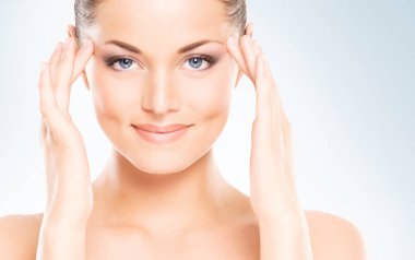 makyaj ile çekici esmer kadın 