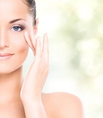 makyaj ile çekici esmer kadın 