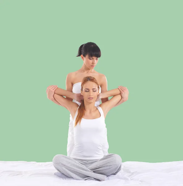 Mulher recebendo tailandês alongamento massagem — Fotografia de Stock