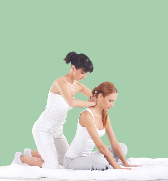 Kvinna att få thailändska stretching massage — Stockfoto