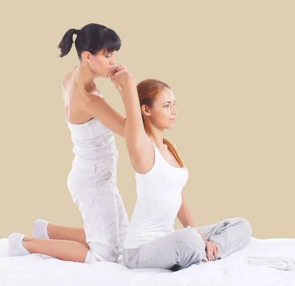 Donna ottenere tailandese stretching massaggio — Foto Stock