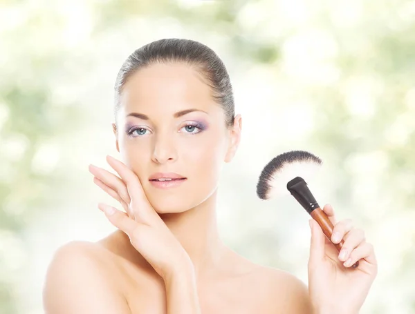 Femme attrayante avec brosse de maquillage — Photo