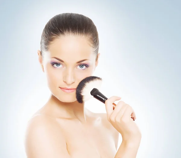 Atractiva mujer con cepillo de maquillaje —  Fotos de Stock