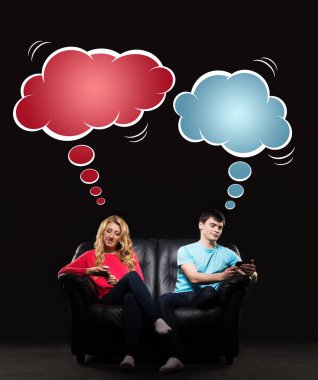 genç adam ve akıllı telefonlar kullanan kadın