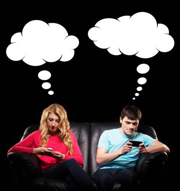 genç adam ve akıllı telefonlar kullanan kadın