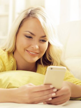 çekici genç bir kadın evde