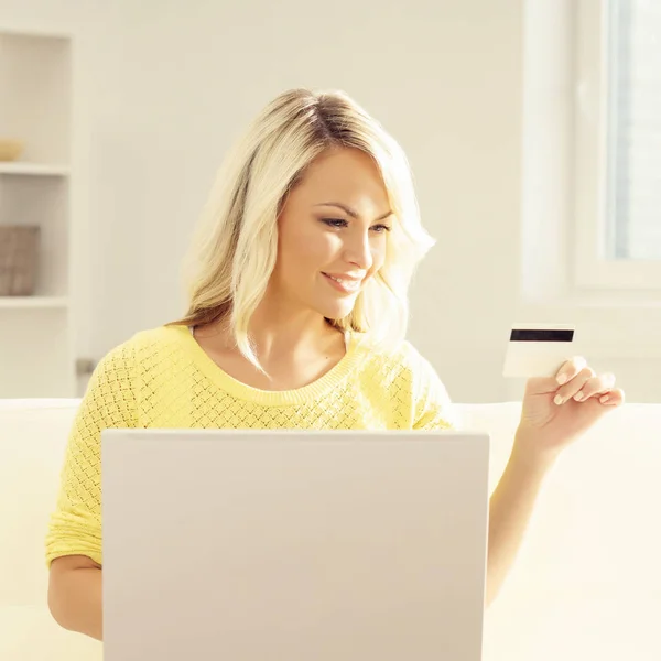 Young woman with laptop and credit card — Stock Photo, Image