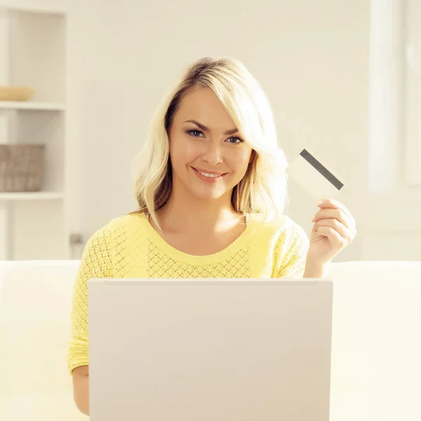 Junge Frau mit Laptop und Kreditkarte — Stockfoto