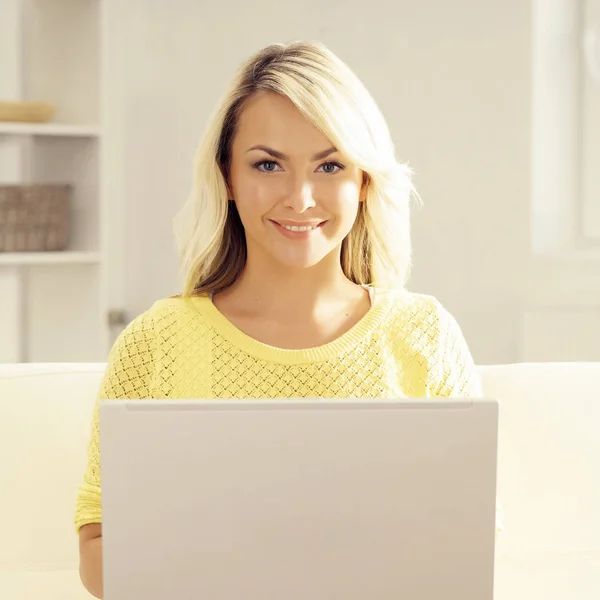 Attraente giovane donna con computer portatile — Foto Stock