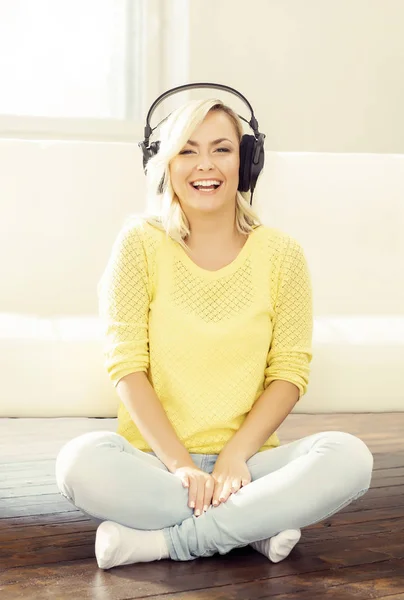 Mujer joven escuchando música en casa —  Fotos de Stock