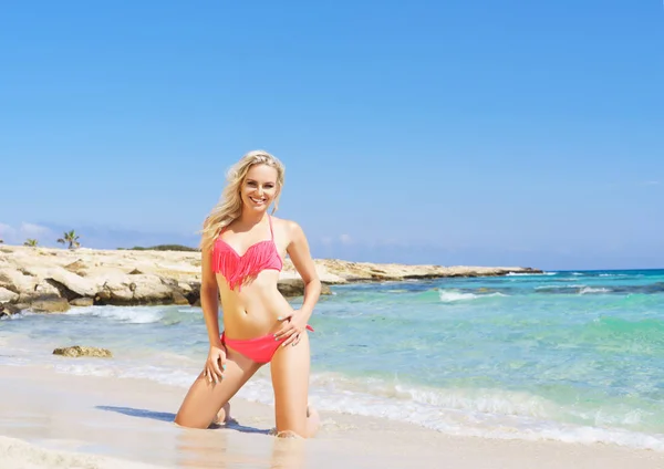 Mooie jonge vrouw op strand — Stockfoto