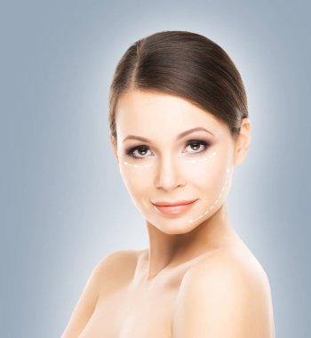 Genç ve güzel esmer kadın