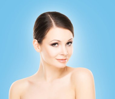  Genç ve güzel esmer kadın