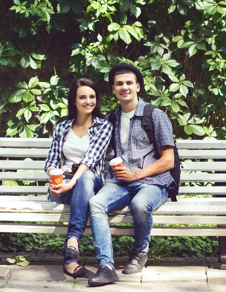 Casal de jovens viajantes — Fotografia de Stock