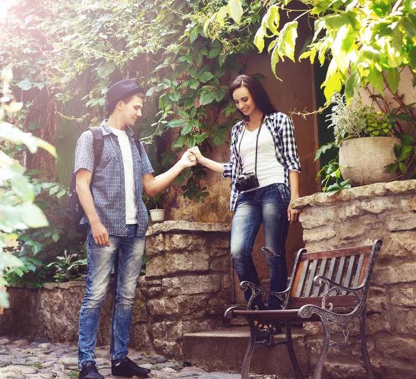 Couple de jeunes voyageurs — Photo