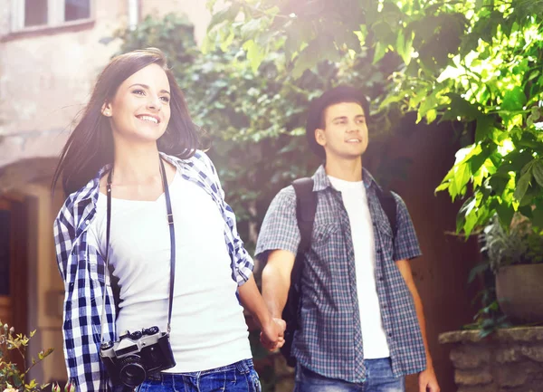 Casal de jovens viajantes — Fotografia de Stock