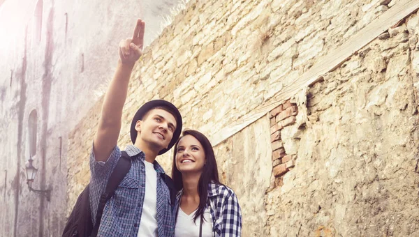 Couple de jeunes voyageurs — Photo