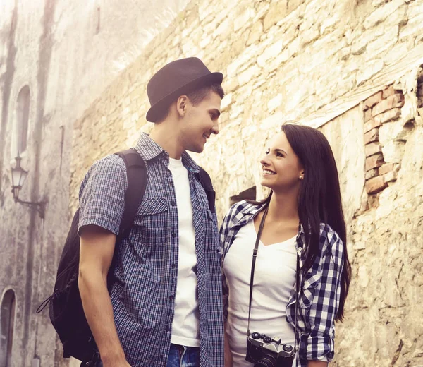 Couple of young travellers — Stock Photo, Image