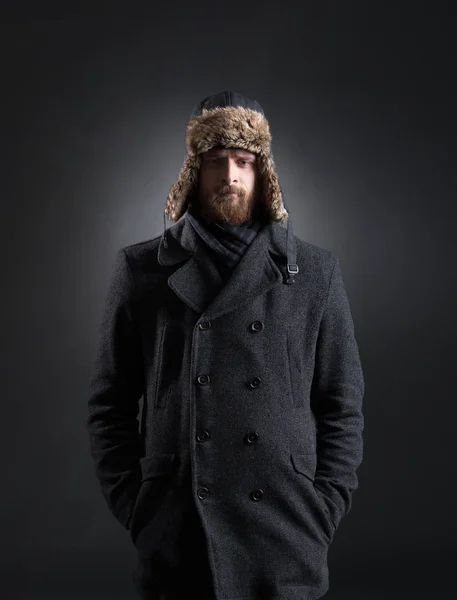Όμορφος άνδρας στο χειμωνιάτικα ρούχα — Φωτογραφία Αρχείου
