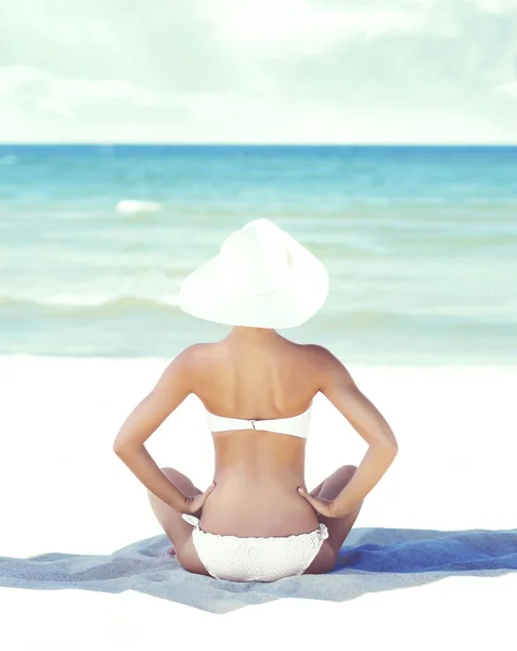 Hermosa mujer relajante en la playa de verano —  Fotos de Stock