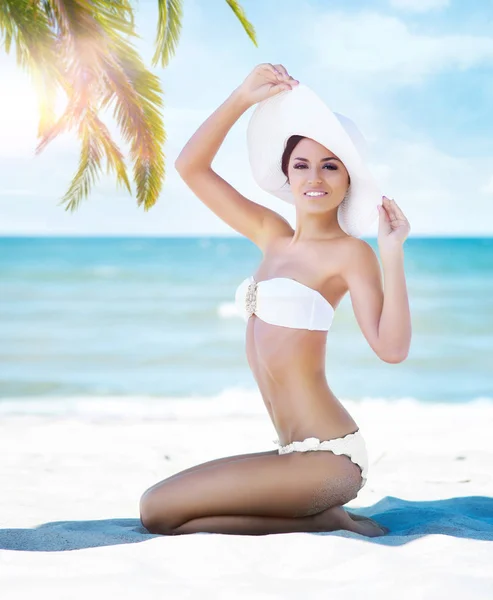 Vacker kvinna avkopplande på sommaren beach — Stockfoto