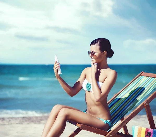 Hermosa mujer relajante en la playa de verano —  Fotos de Stock