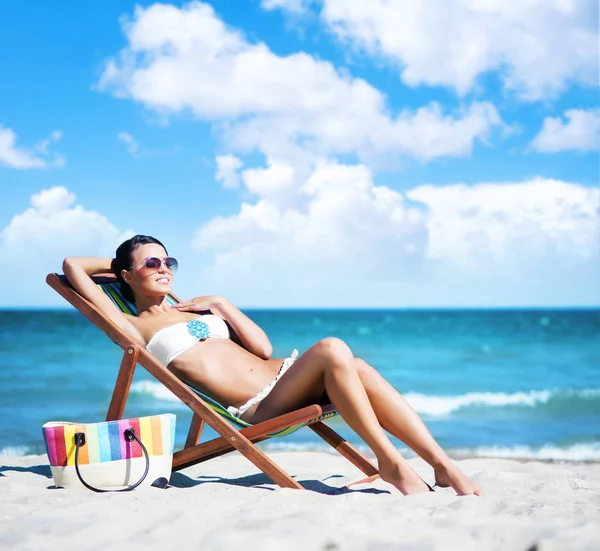 Bela mulher relaxante na praia de verão — Fotografia de Stock