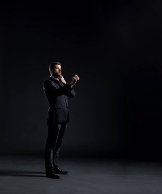 siyah elbiseli genç işadamı