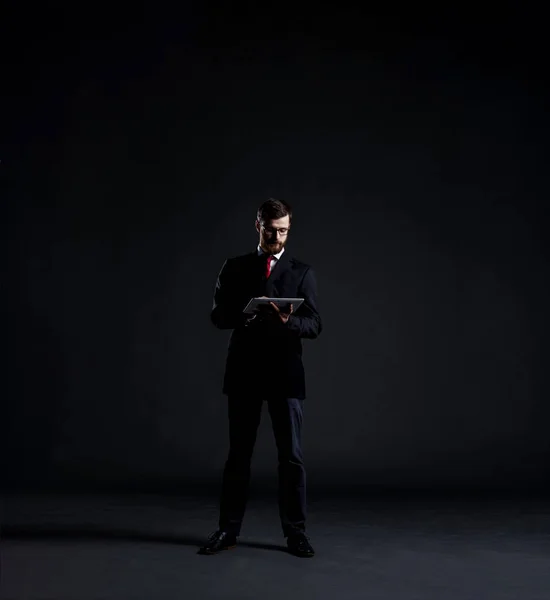 Jeune homme d'affaires en costume noir — Photo