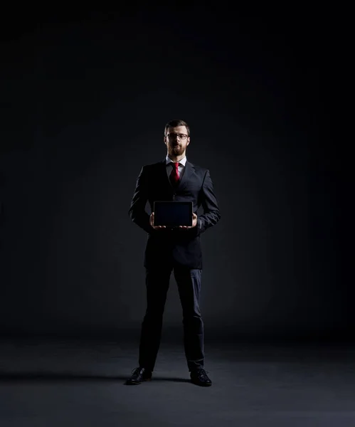 Jonge zakenman in zwart pak — Stockfoto
