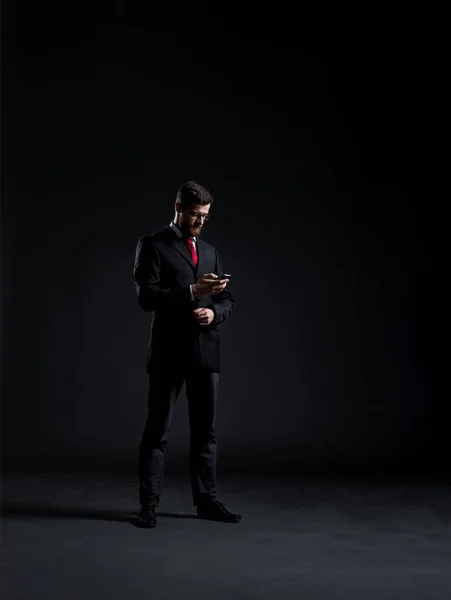 Νέος επιχειρηματίας στο μαύρο κοστούμι — Φωτογραφία Αρχείου