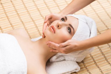 Havluya sarılı genç kadın