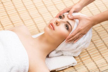 Havluya sarılı genç kadın