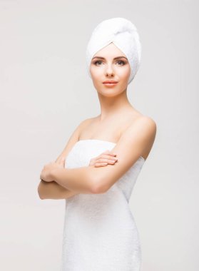 Havluya sarılı genç kadın