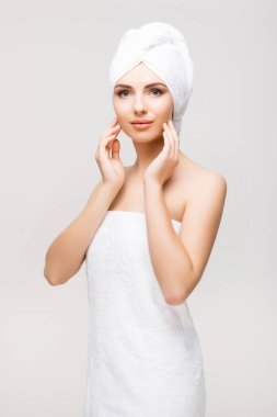 Havluya sarılı genç kadın