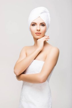 Havluya sarılı genç kadın