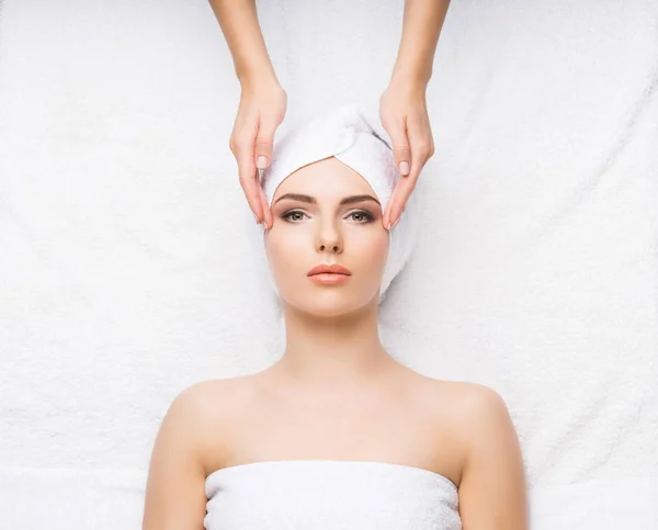 Jonge vrouw verpakt in handdoek — Stockfoto