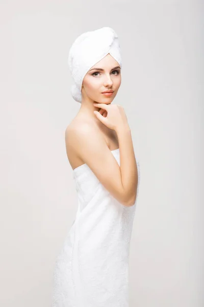 Ung kvinna insvept i handduk — Stockfoto