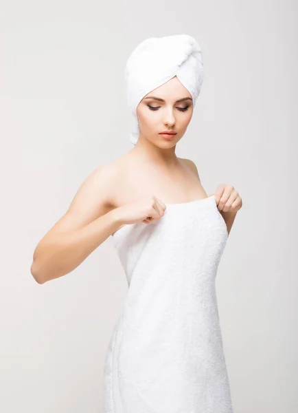 Νεαρή γυναίκα τυλιγμένη σε πετσέτα — Φωτογραφία Αρχείου