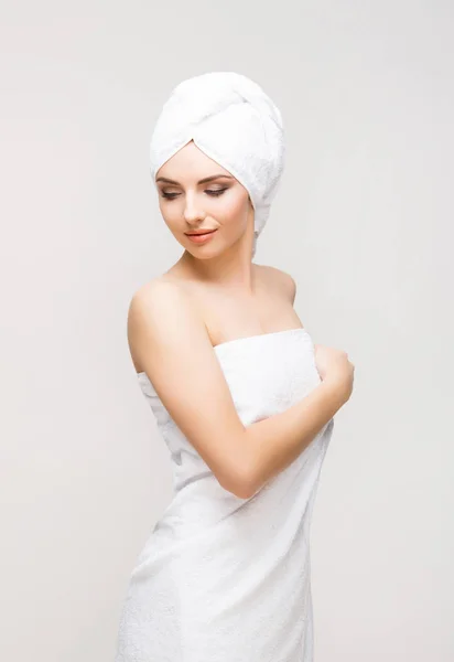 Jovem mulher envolto em toalha — Fotografia de Stock