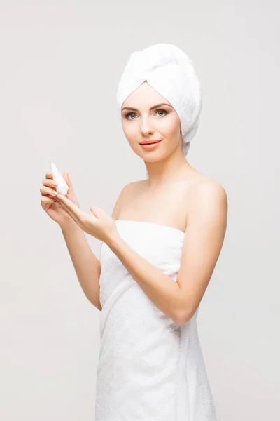 Jovem mulher envolto em toalha — Fotografia de Stock