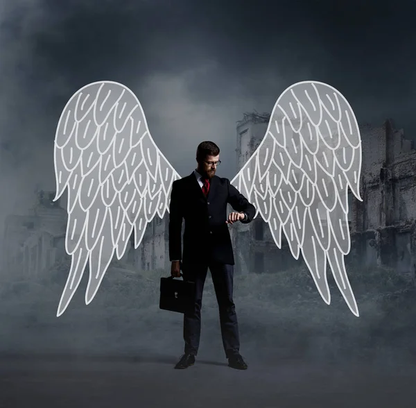 手绘翅膀站在世界末日的背景 挫折概念的商业天使 — 图库照片