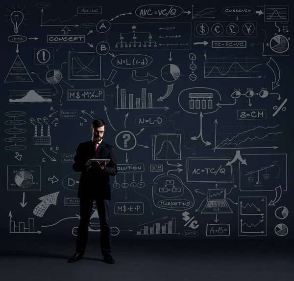 Бизнесмен в черном костюме