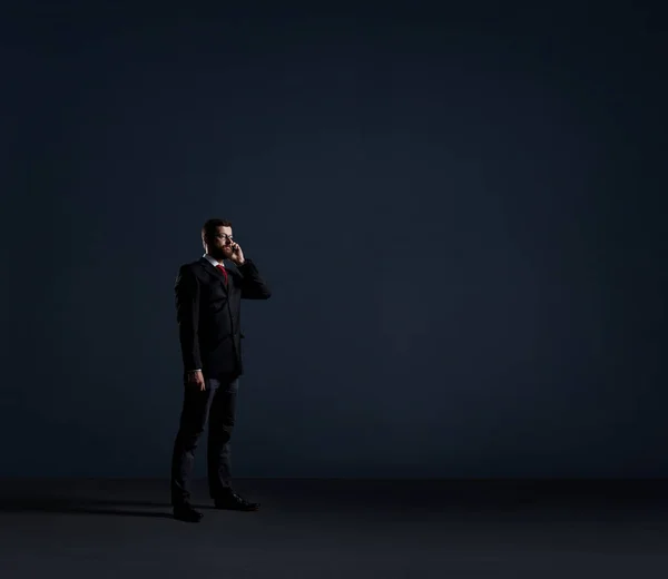 Uomo d'affari in abito nero — Foto Stock