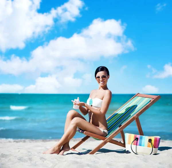 Gyönyörű nő pihentető nyári strand — Stock Fotó