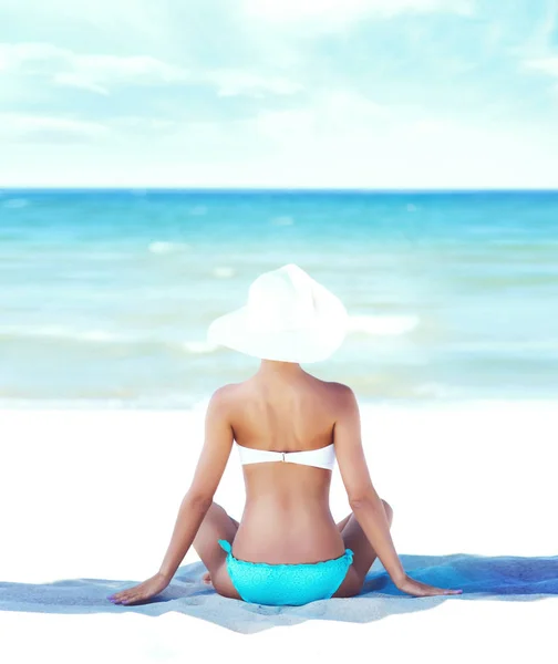 Beautiful woman meditating on summer beach — Stock Photo, Image