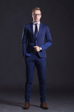 genç ve kendinden emin bir işadamı