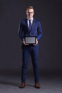 genç ve kendinden emin bir işadamı